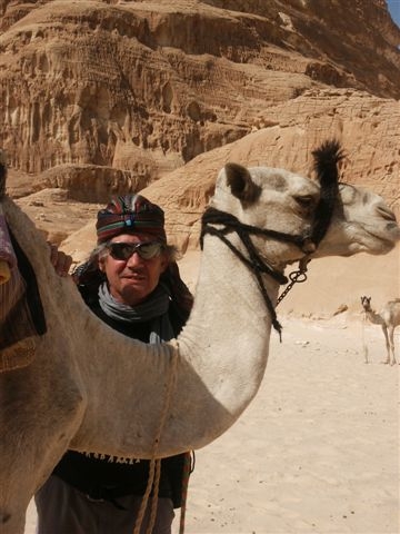 Vertrouw op Allah, maar bindt wel je kameel vast. (spreekwoord van de Bedoeïenen)